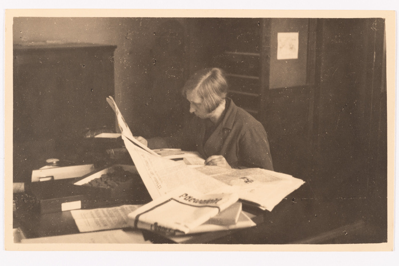 Figura que nos muestra a Marta Schmiedehelm leyendo un artículo en el departamento de arqueología de la Universidad de Tartu